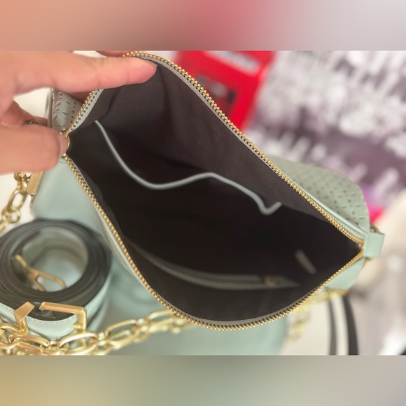 Elegant Green Leather Shoulder Bag - Picture 7 of 9